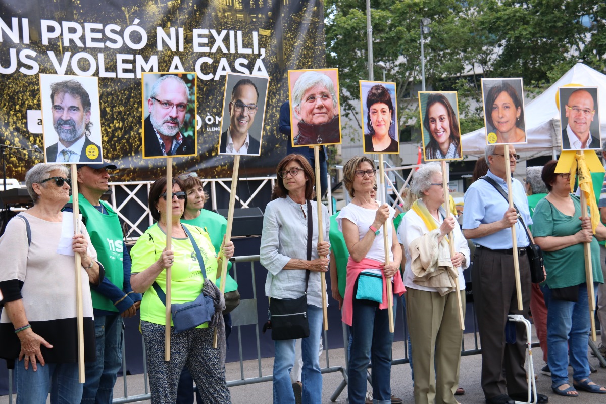 Manifestación por la libertad de los "presos políticos" organizada por ANC y Omnium en la Plaza Catalunya en Barcelona