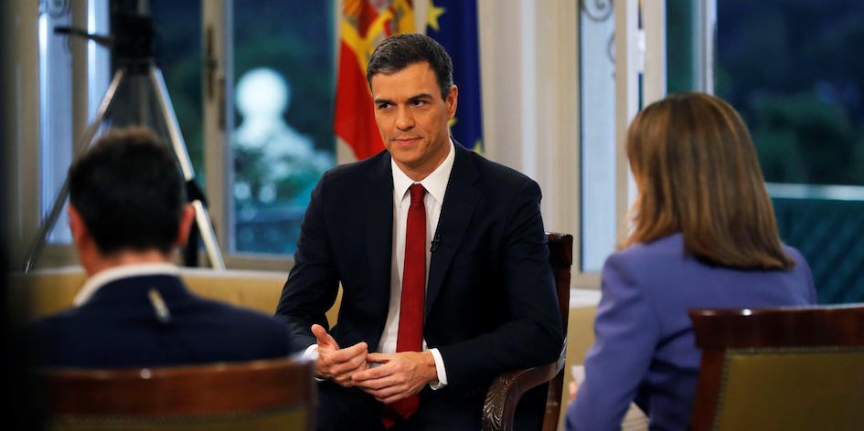 El presidente del Gobierno, Pedro Sánchez (c), acompañado por los presentadores Ana Blanco (d) y Sergio Martín, al comienzo de la entrevista que concede a TVE en el Palacio de La Moncloa. 