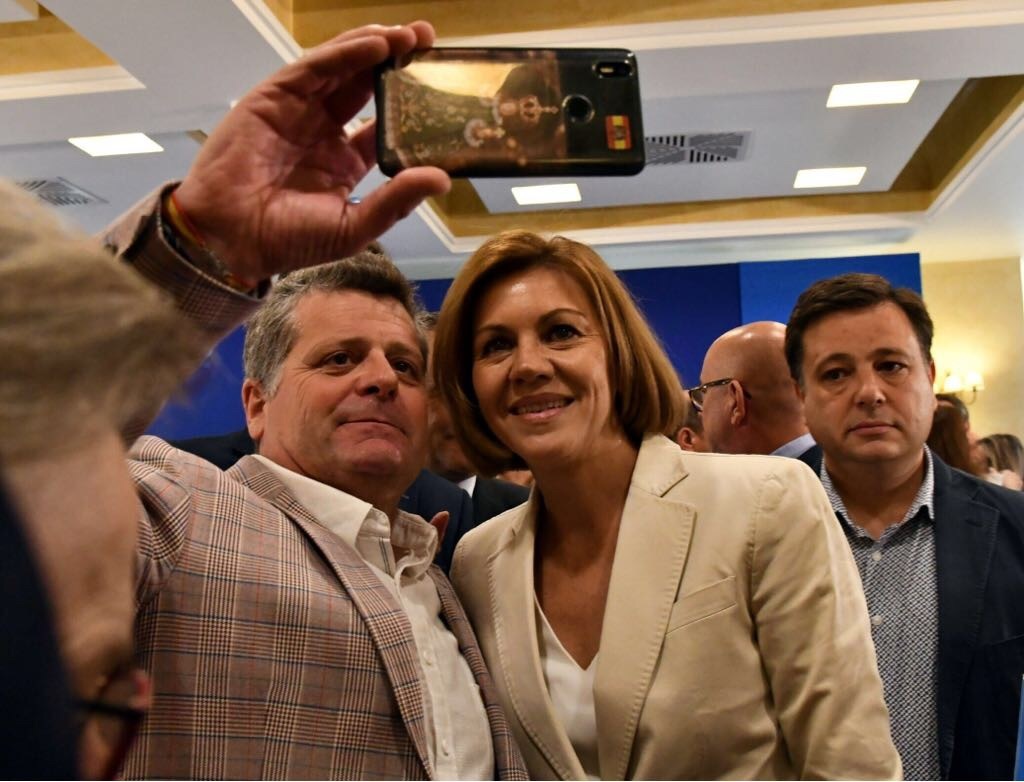 Un militante se hace una foto con Cospedal y lleva una bandera franquista