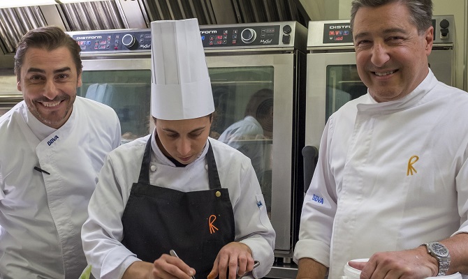 Los hermanos Joan y Jordi Roca trabajando junto a un cocinero en su restaurante Celler de Can Roca de Girona. 