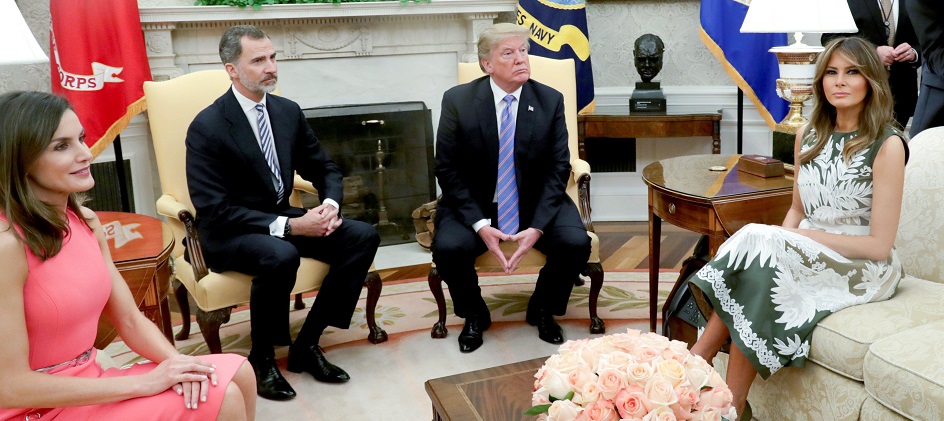 El presidente de Estados Unidos Donald Trump, su mujer Melania Trump, el Rey Felipe VI y la Reina Letizia en el Despacho Oval. 