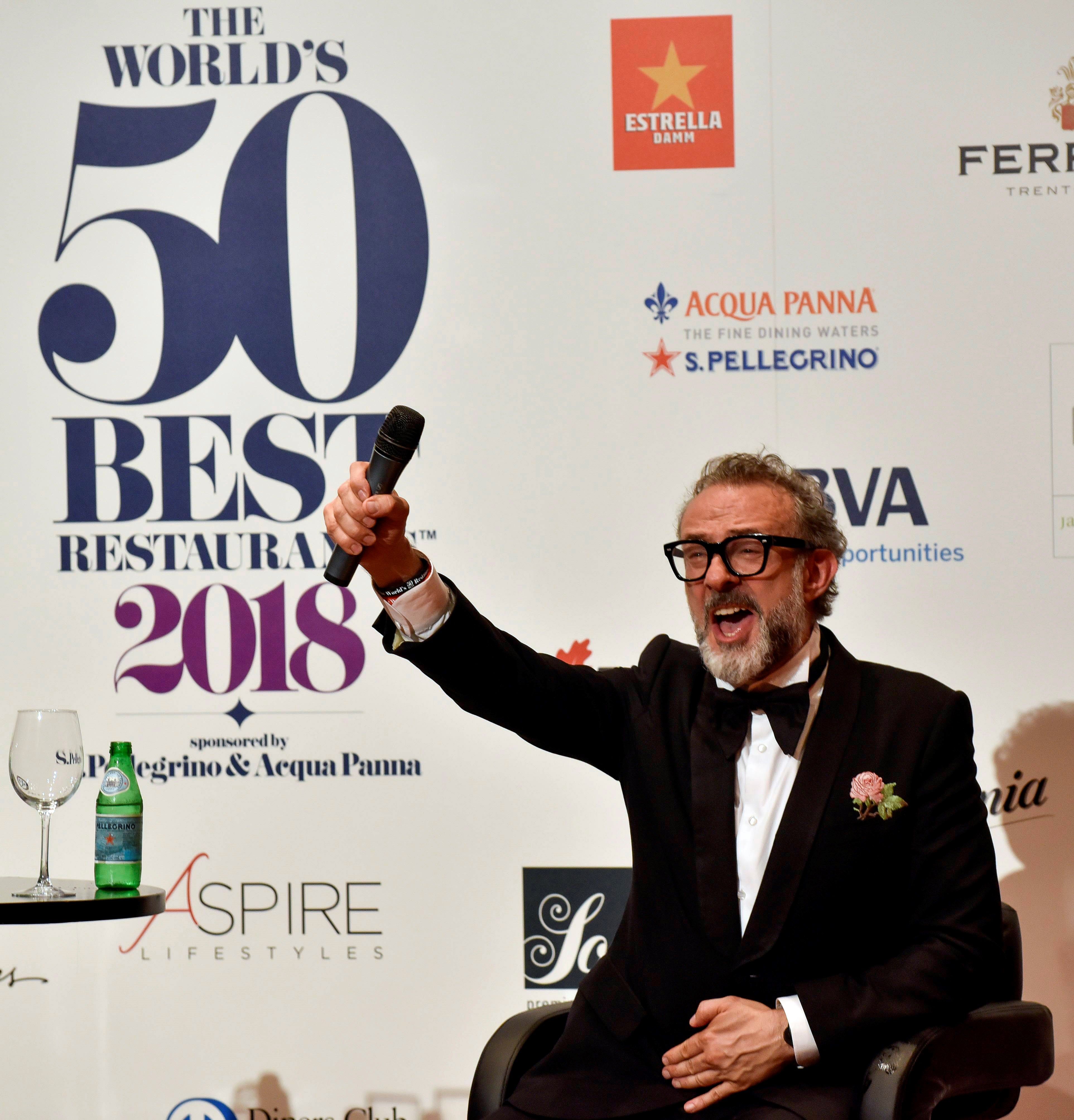 El italiano Massimo Bottura, chef de la Osteria Francescana, celebra el premio al mejor cocinero del mundo