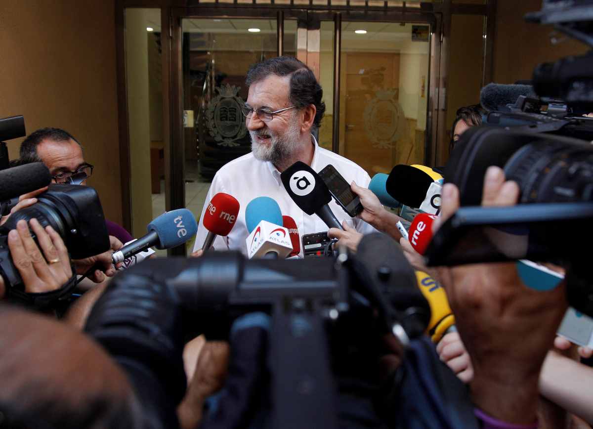 El expresidente del Gobierno Mariano Rajoy, ante el Registro de la Propiedad de Santa Pola. EFE