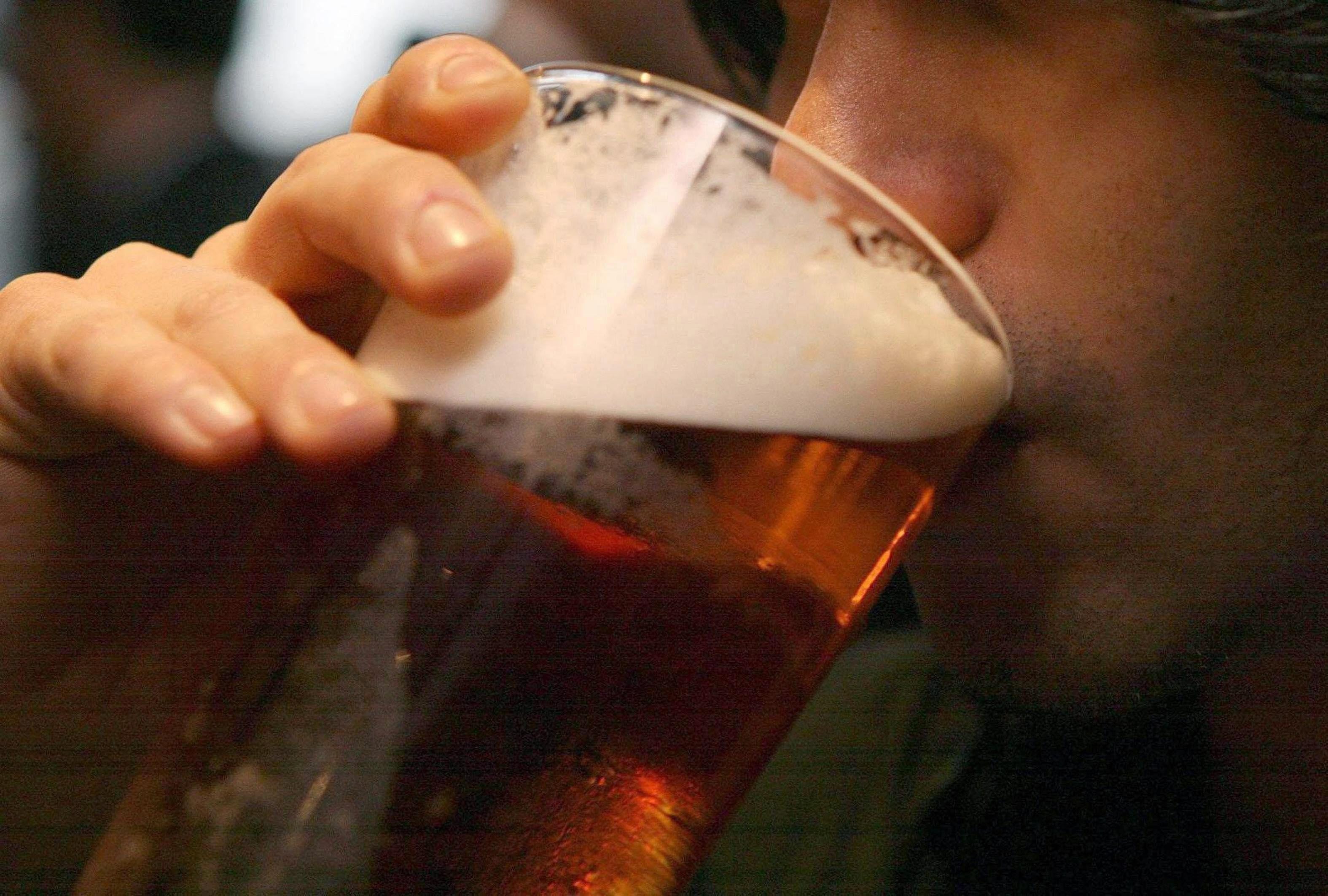 Un británico apura una pinta de cerveza en una imagen de archivo