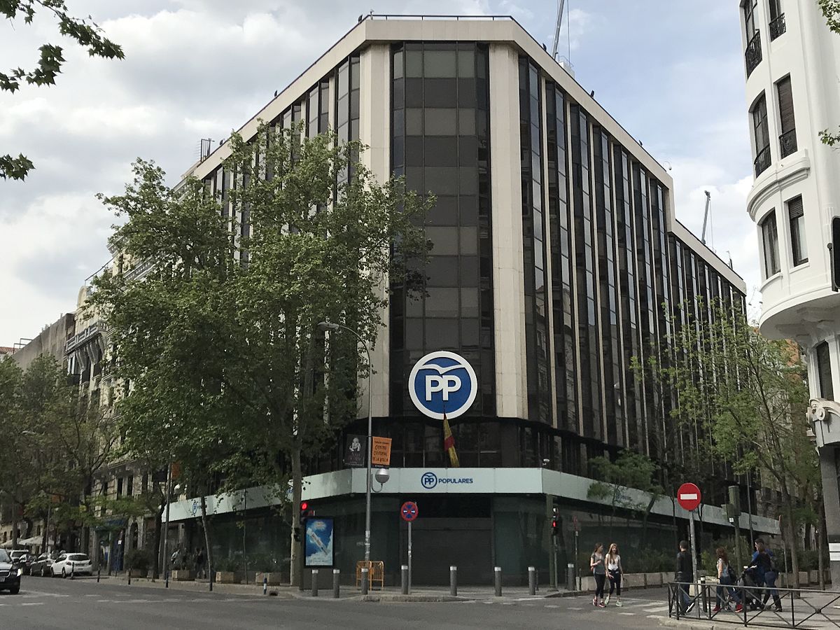 Balcón de la sede del PP en la calle Gémova 13