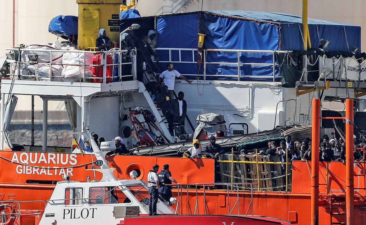 El barco Aquarius a su llegada al puerto de Valencia