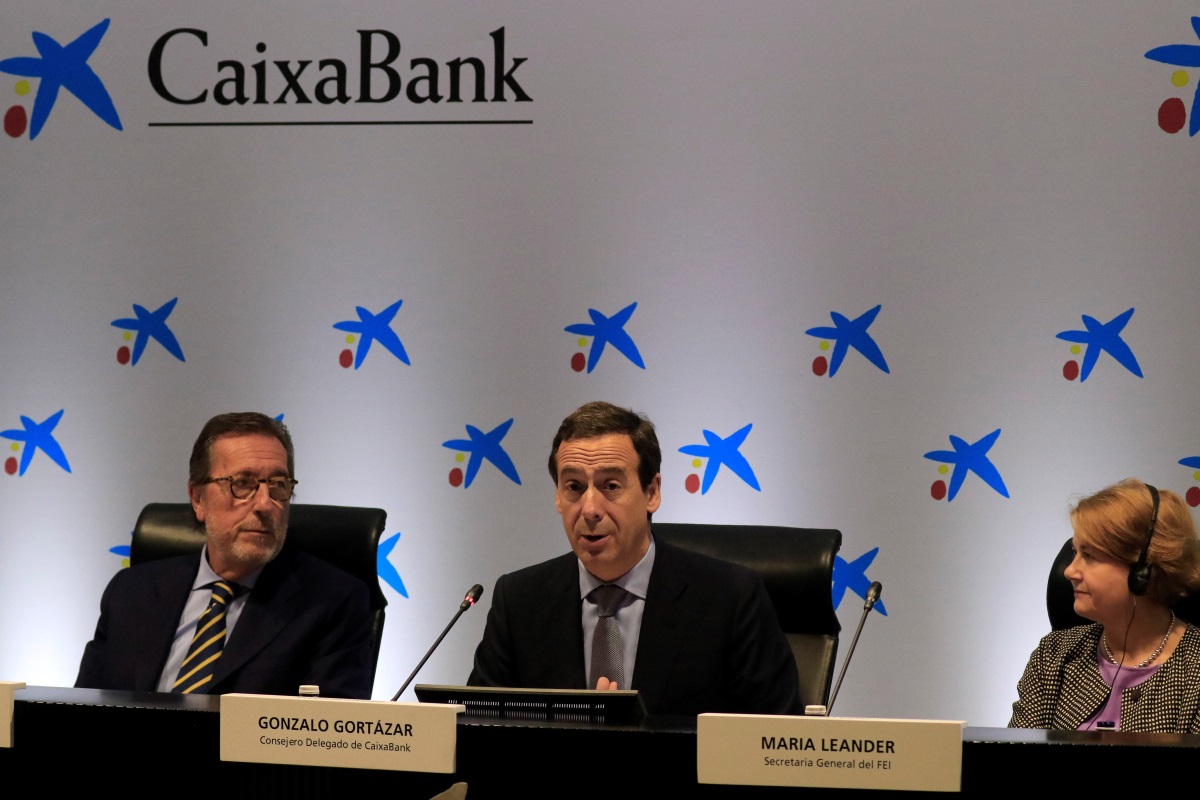 El consejero delegado de CaixaBank, Gonzalo Gortázar (c), junto a la secretaria general del Fondo Europeo de Inversiones, Maria Leander (d), y el presidente de MicroBank, Antonio Vila (i)
