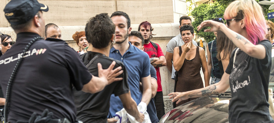 Activistas LGTBI y de Hazte Oír se enfrentan a gritos en Palma. 
