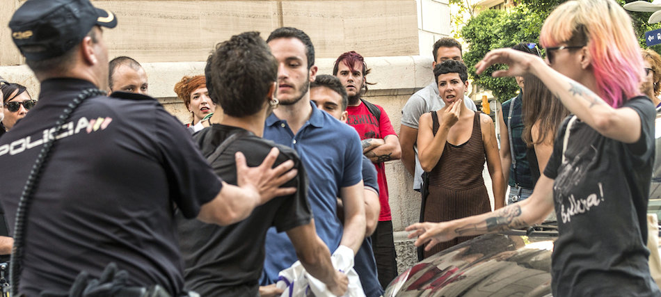 Activistas LGTBI y de Hazte Oír se enfrentan a gritos en Palma. Activistas LGTBI y de Hazte Oír se enfrentan a gritos en Palma.