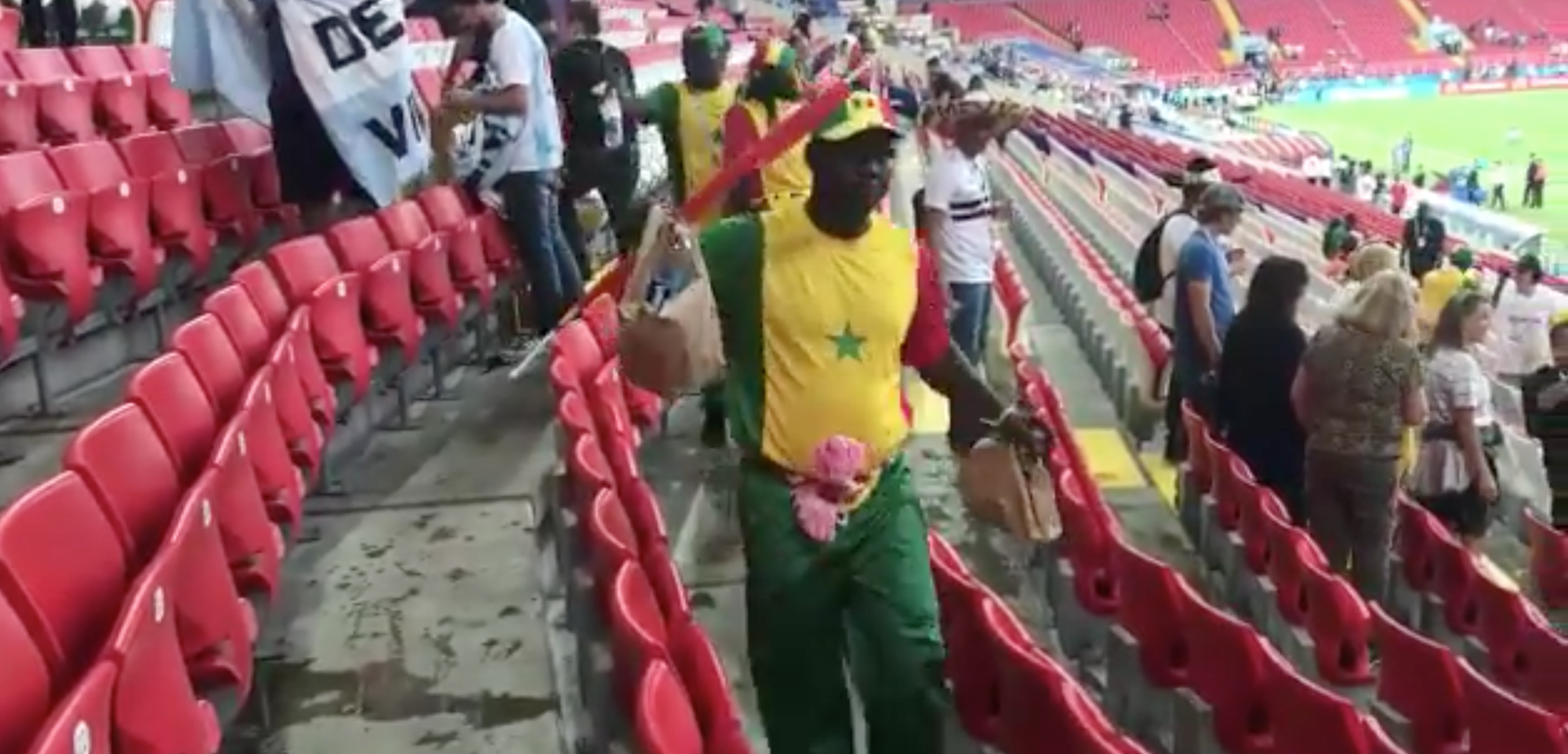 Seguidores senegaleses recogiendo basura tras un partido del Mundial. Foto: @TyCSports