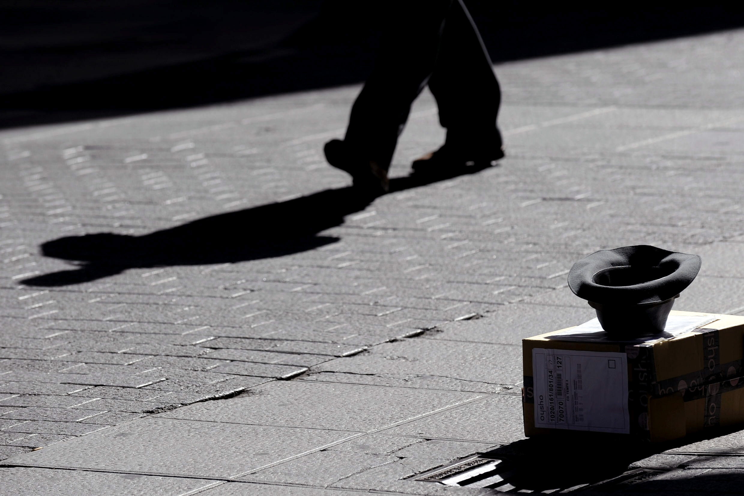 Detalle del sombrero de un mendigo en una céntrica calle de Valladolid