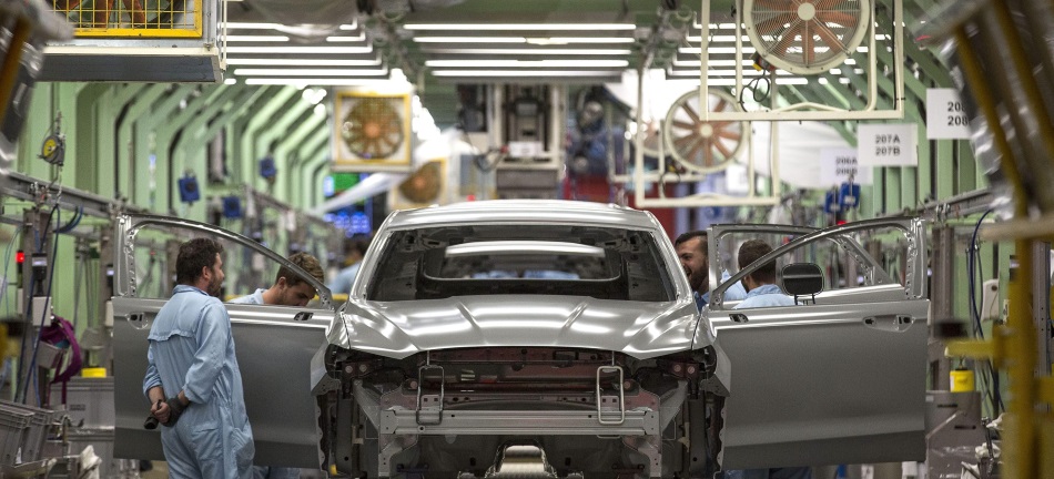 Varios trabajadores de la planta de pintura de Ford en Almussafes (Valencia)