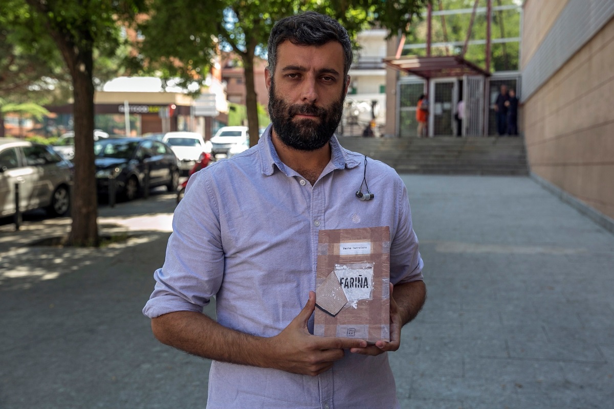 El periodista Nacho Carretero acude al juicio oral junto a miembros de la editorial Libros del KO