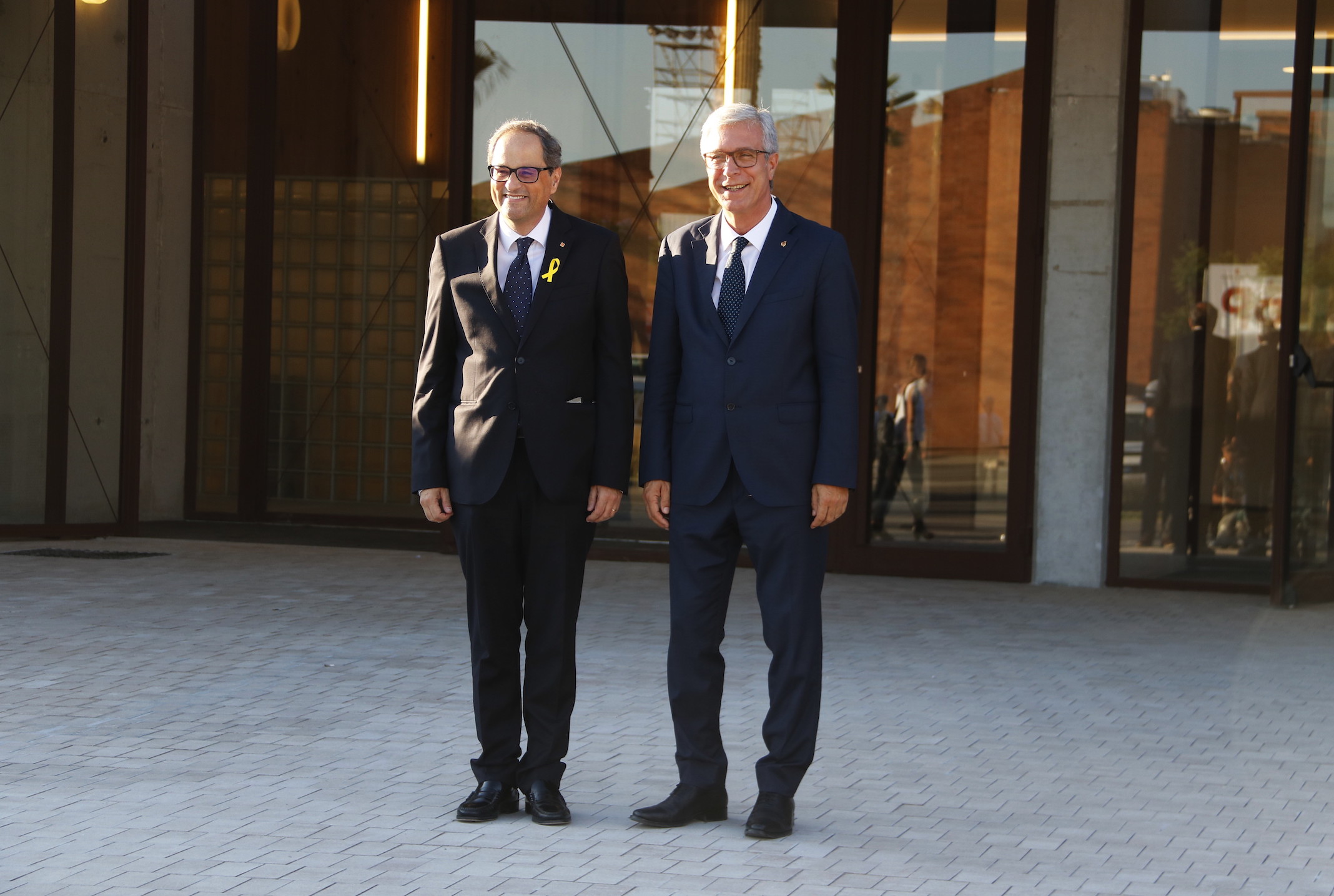 Quim Torra y Josep Félix Ballestsros, alcalde de Tarragona, delante del pabellón de deportes.