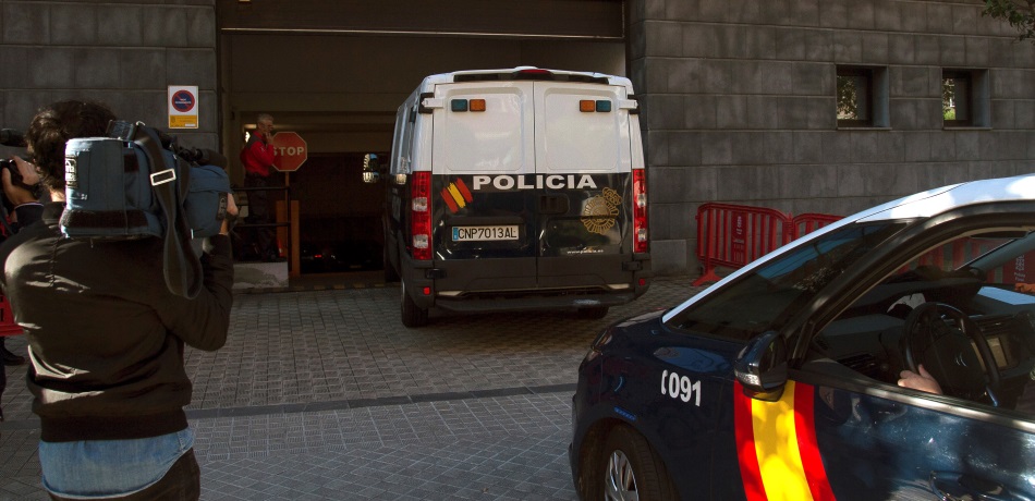 Vista del furgón policial que trasladó el pasado 18 de junio a los cinco acusados de La Manada