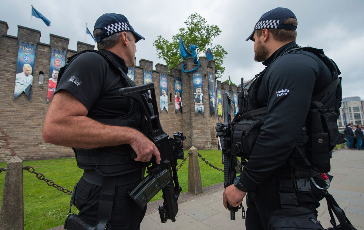 Vista de las medidas de seguridad junto al Castillo de Cardiff. EFE