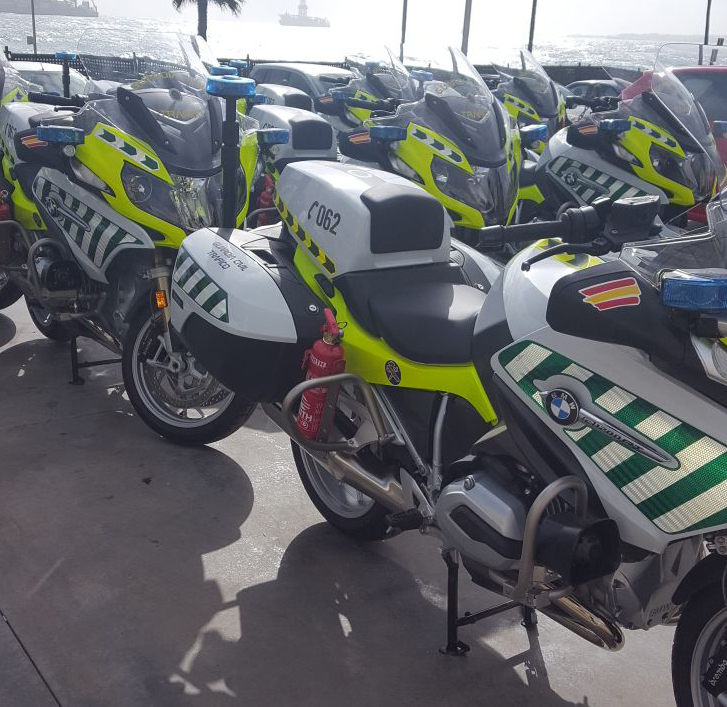 Imagen del servicio de anclaje de los extintores en las motos de la Guardia Civil.