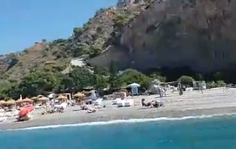 Imagen del vídeo grabado sobre los bañistas de la playa de Cantarriján (Granada). 