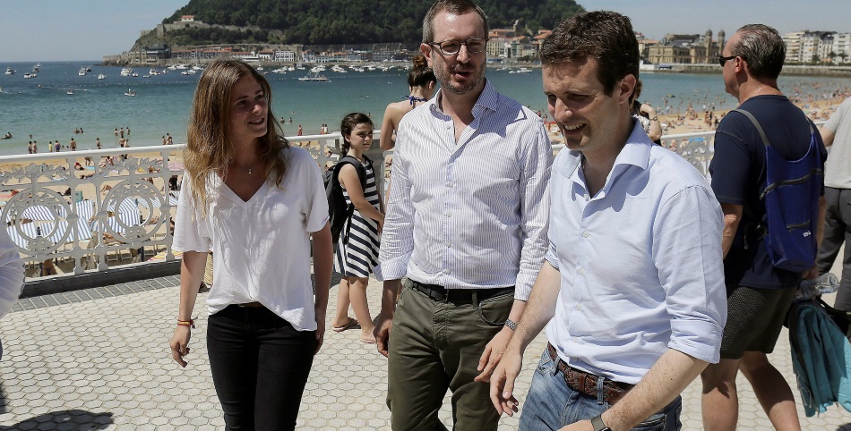 Pablo Casado en San Sebastián con el vicesecretario nacional de política social del PP, Javier Maroto, y la secretaria general de NNGG, Beatriz Álvarez