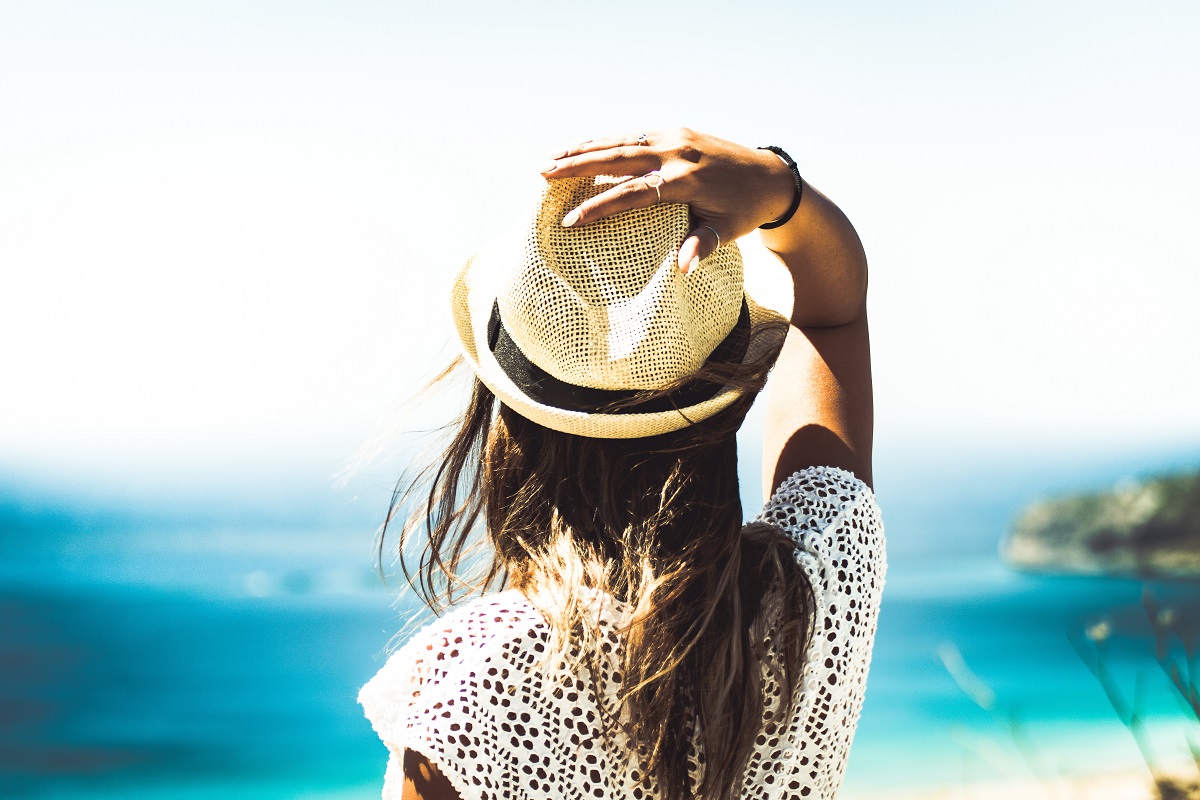 Mujer disfrutando de la playa en verano