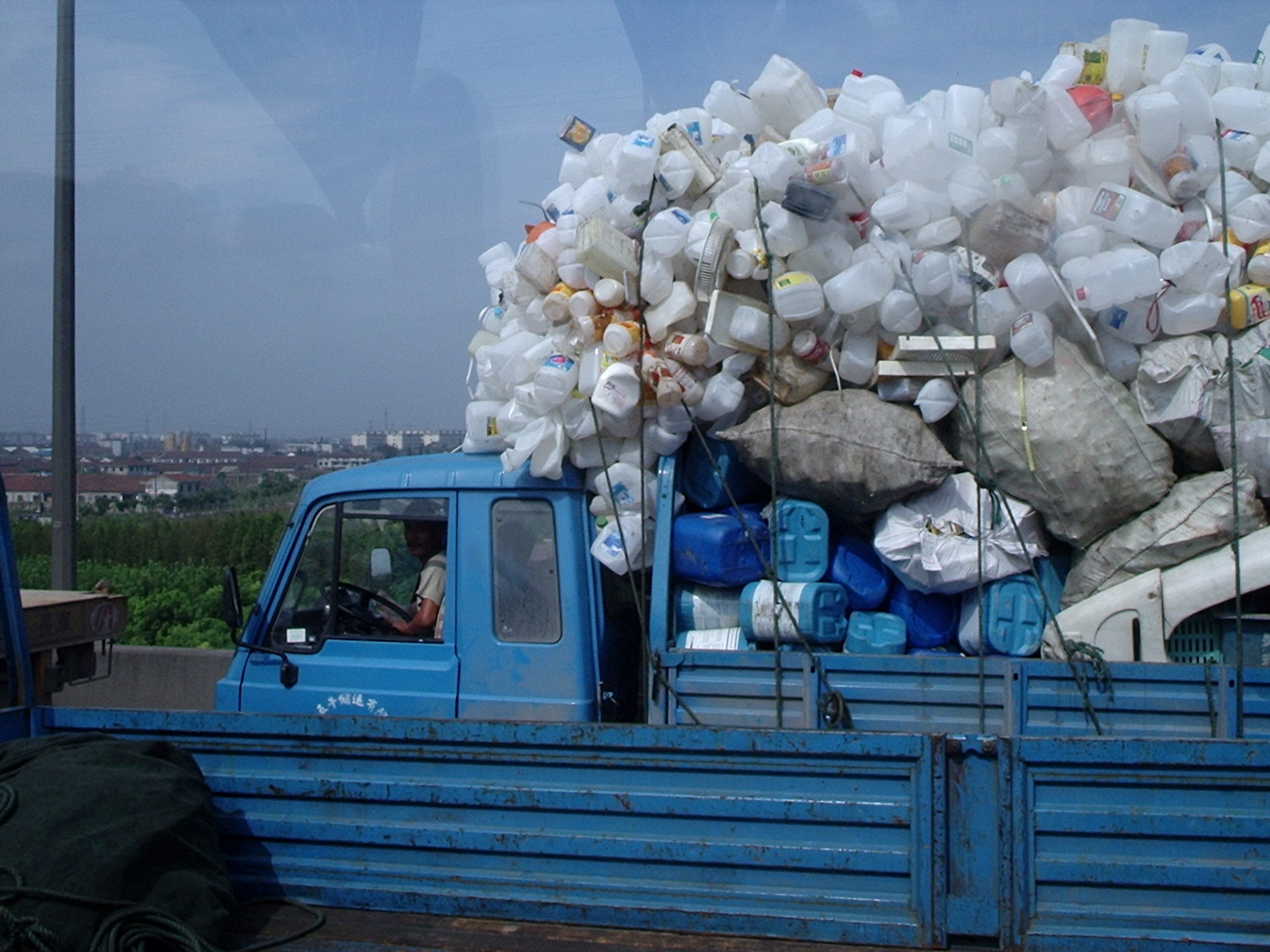 Un camión transporta plástico para reciclaje en China.