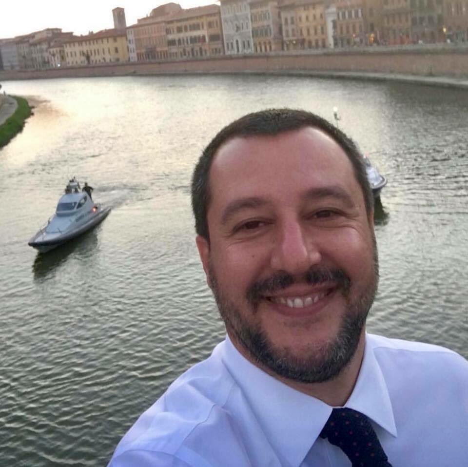El ministro del Interior italiano, Matteo Salvini, haciendo bromas en Twitter sobre refugiados. 