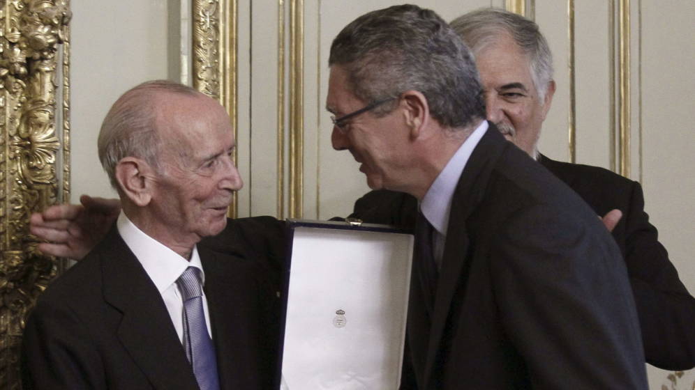El exministro de Justicia, Alberto Ruiz-Gallardón (d), condecora con la Gran Cruz de San Raimundo de Peñafort a uno de los últimos cuatro ex fiscales generales del Estado, Jesús Cardenal (i), en 2013.