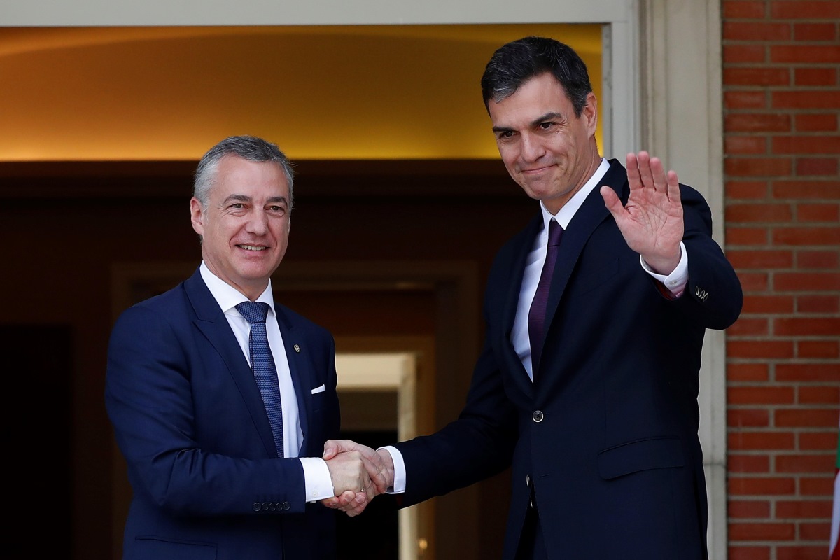 El presidente del Gobierno, Pedro Sánchez (d), saluda al lehendakari, Íñigo Urkullu, a las puertas de La Moncloa