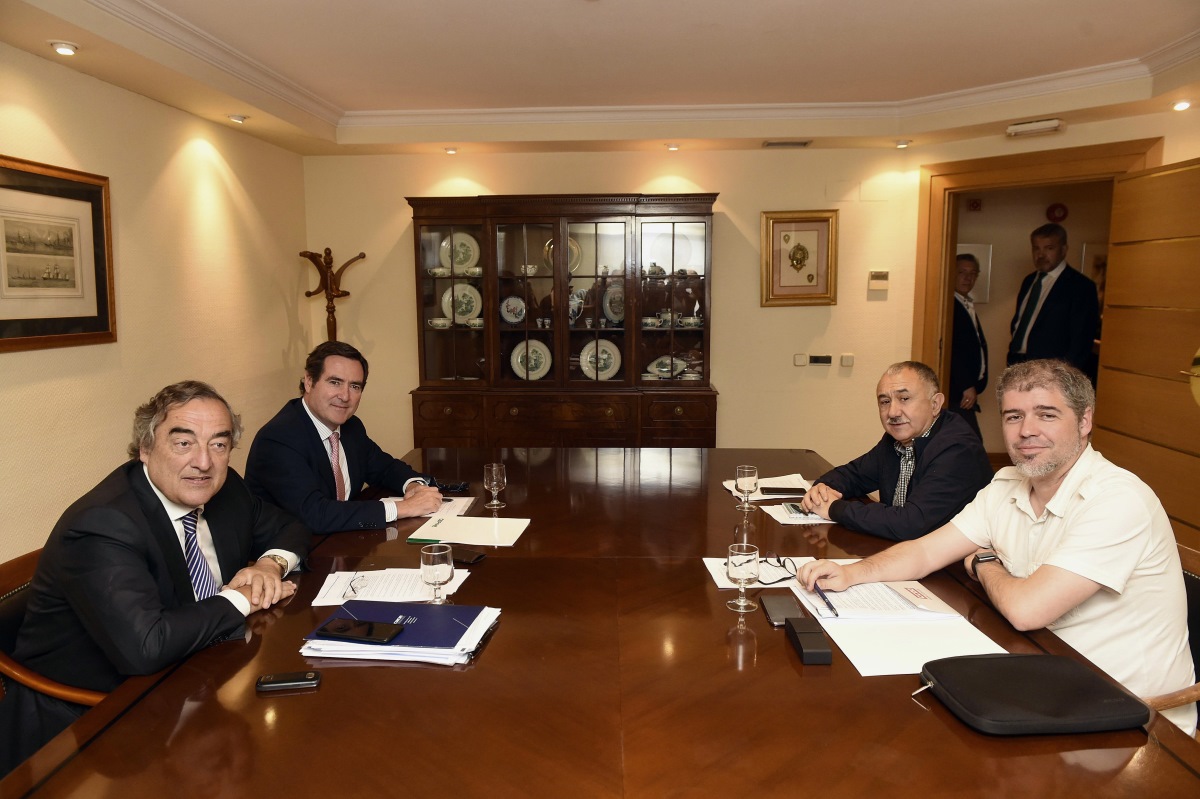 Los presidentes de CEOE y de Cepyme, Juan Rosell (i) y Antonio Garamendi (2i) y los secretarios generales de UGT y CCOO, Pepe Álvarez (2d) y Unai Sordo (d)