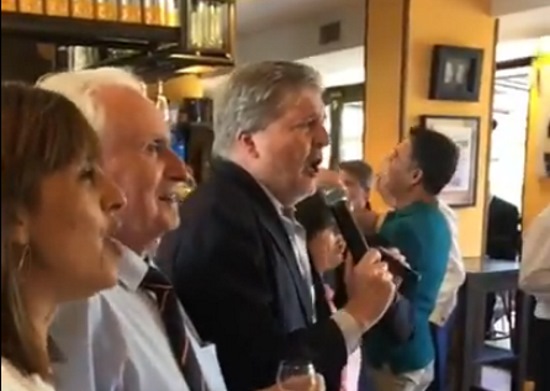 Méndez de Vigo, Sáenz de Santamaría y el presidente de Melilla cantando en un karaoke