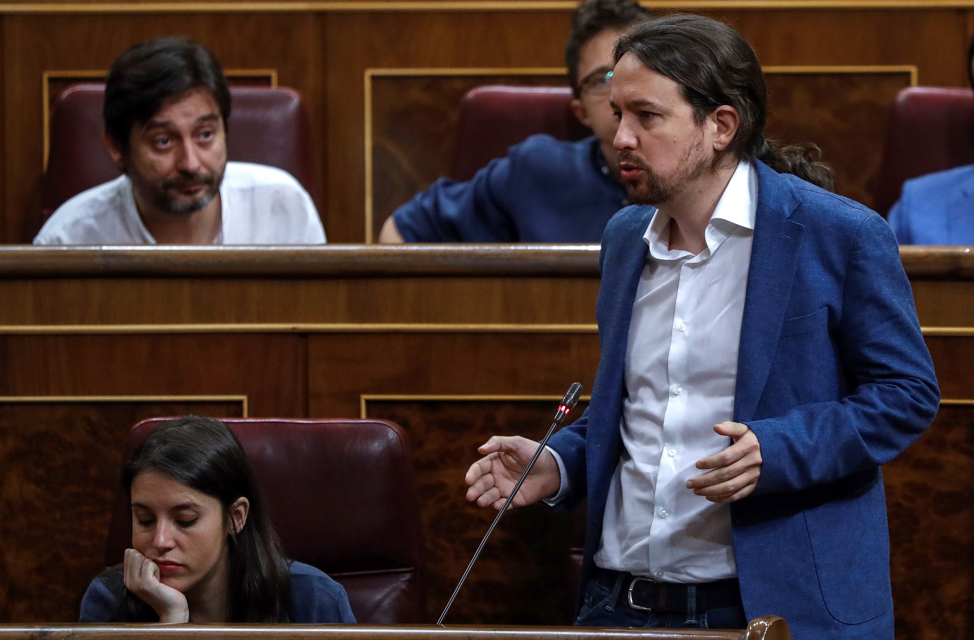 El líder de Podemos, Pablo Iglesias, pregunta al presidente del Gobierno, Pedro Sánchez, durante una sesión de control