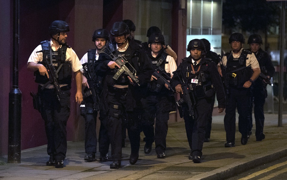 Policías tras el atentado en Londres el pasado sábado