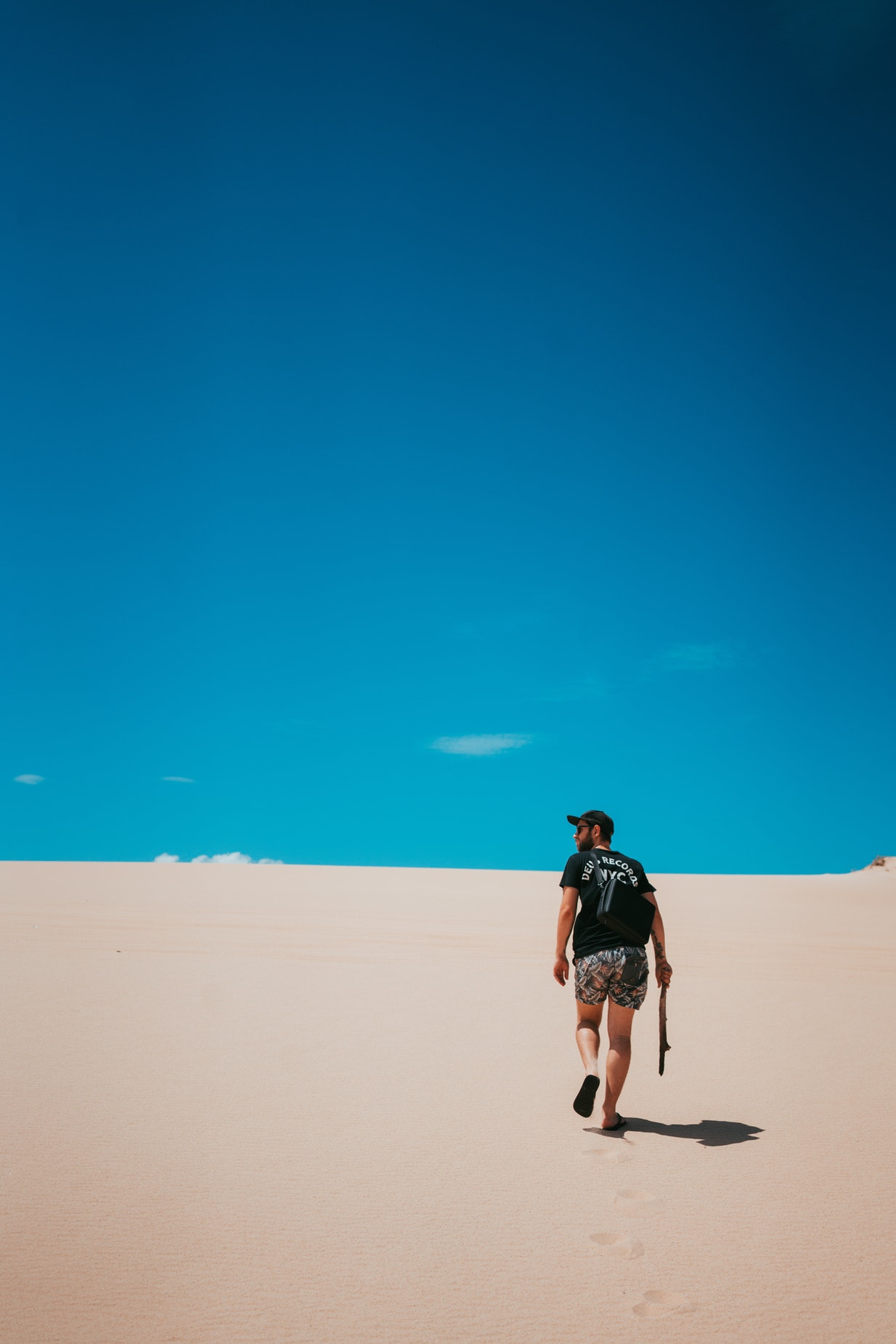 Un joven camina por el desierto. Foto: Matthew Kane en Unsplash