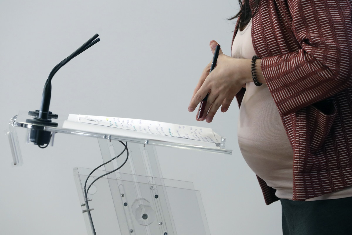 Irene Montero, portavoz del Grupo Parlamentario Unidos Podemos, embarazada de mellizos, durante una rueda de prensa - 