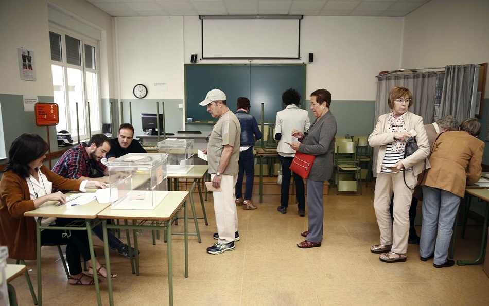 De celebrarse hoy elecciones, en la imagen votantes haciendo cola en los comicios del 26-J, el PSOE se situaría a 3 puntos del PP. (Foto: EFE)