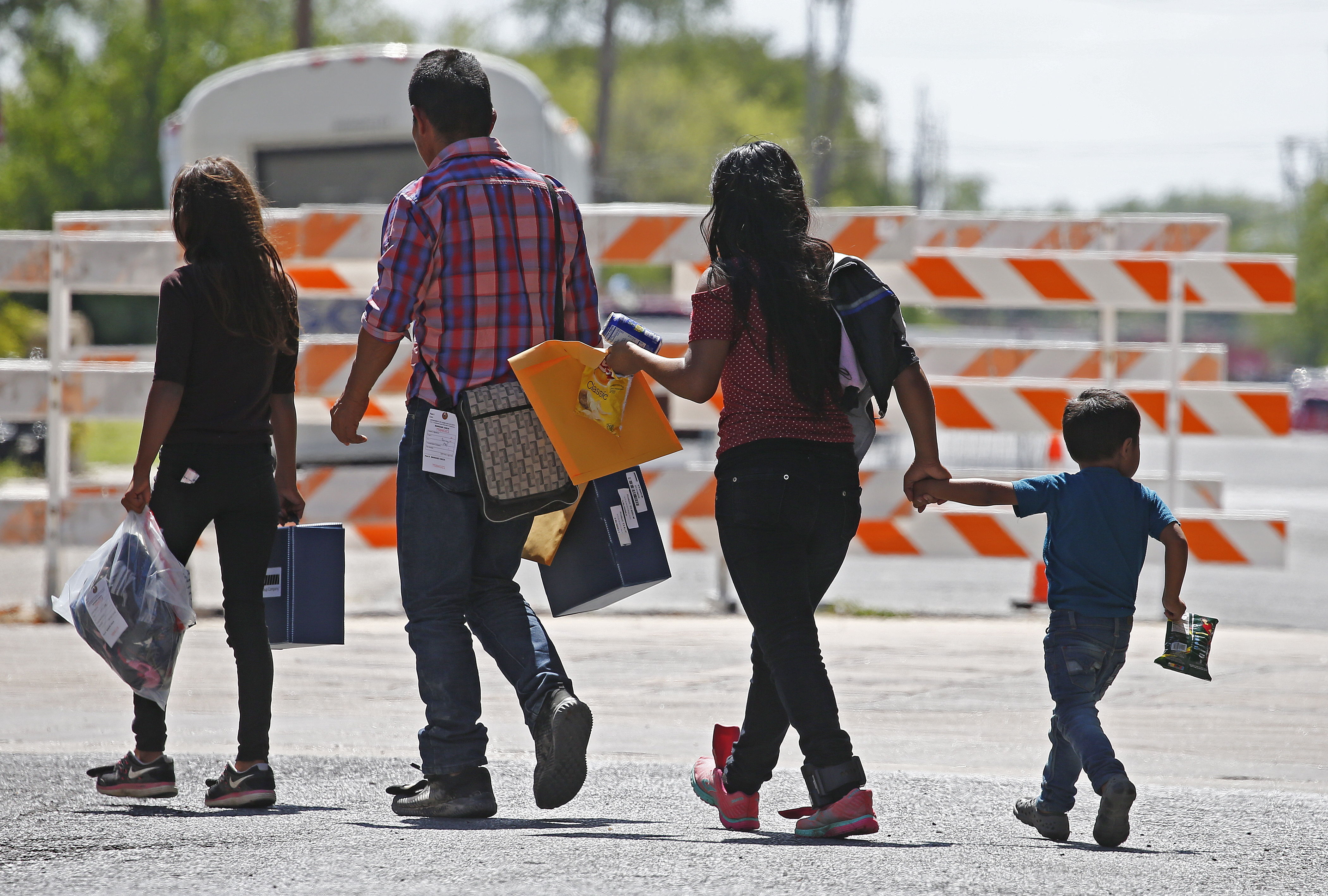Familias migrantes son procesadas en la Estación Central de Autobuses en McAllen, Texas (EE.UU.).