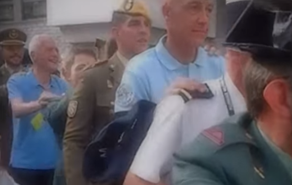 Monjas, curas y guardias civiles españolares bailan una conga al rítmo del pasodoble 'Que viva España' durante la Peregrinación Militar a Lourdes.