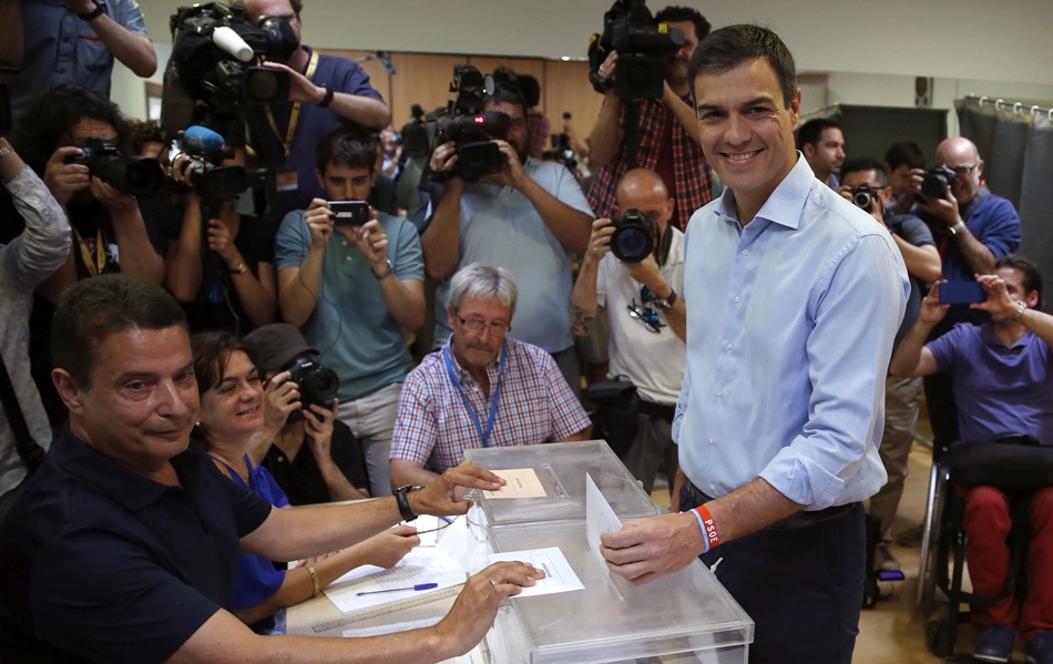 Pedro Sánchez votando