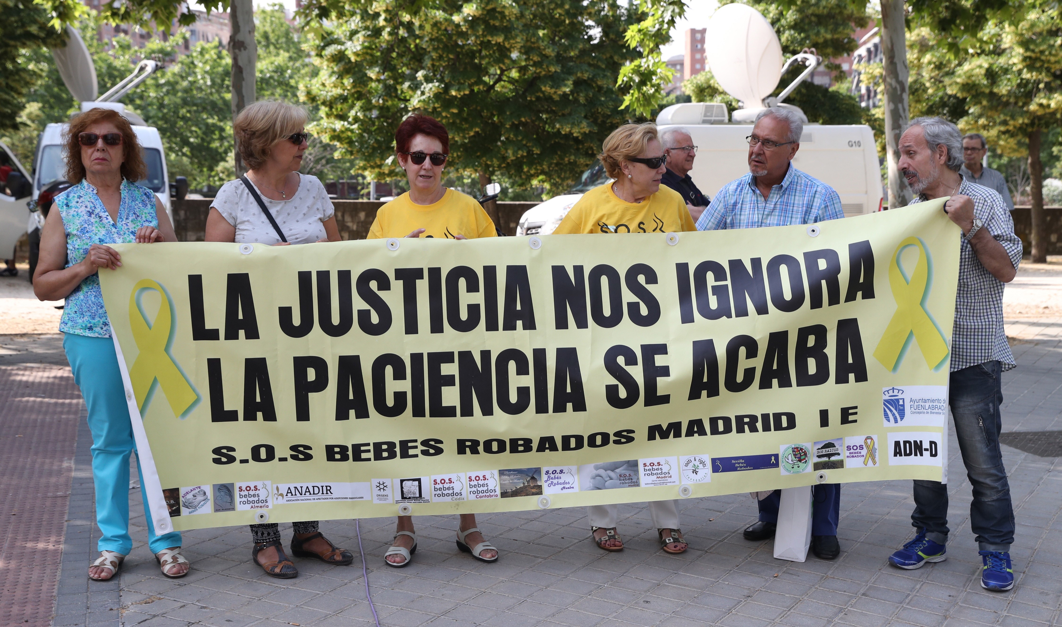 Víctimas de la trama de bebés robados se han concentrado en la entrada de la Audiencia Provincial de Madrid. 