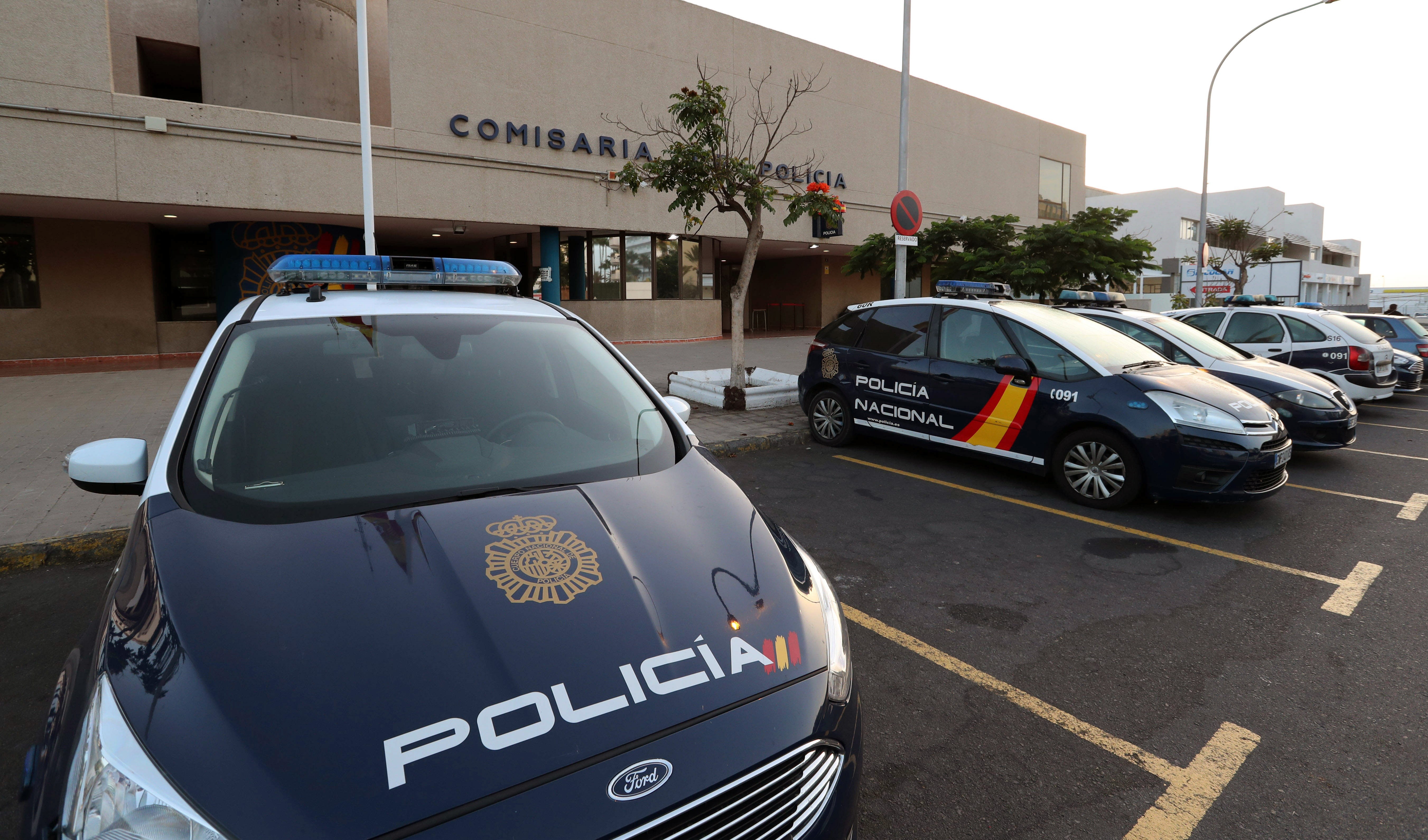 Vista de la comisaría de policía de Maspalomas donde permanecen detenidos los sospechosos. 