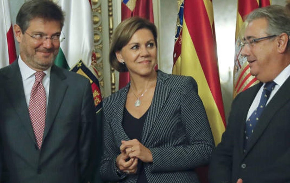 La ministra de Defensa, María Dolores de Cospedal, entre Rafael Catalá y Juan Ignacio Zoido.