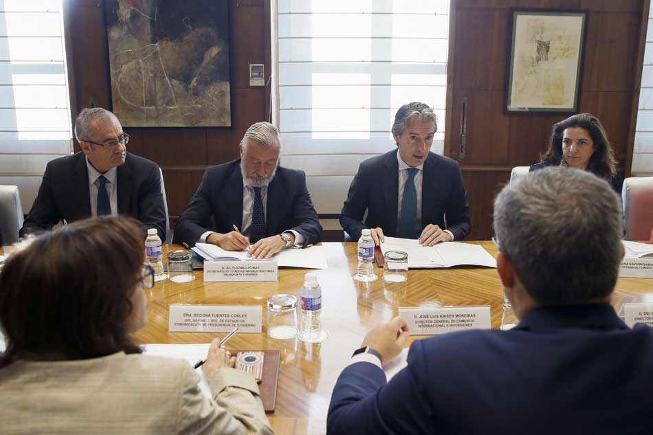 El ministro de Fomento, Íñigo de la Serna (2d), junto al secretario de Estado, Julio Pomar (2i), y la subsecretaria de Estado, Rosana Navarro (d), en el comité interministerial para la huelga de la estiba. 