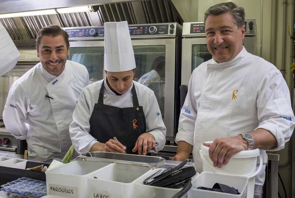 Los hermanos Joan (i) y Jordi Roca (i) trabajando junto a un cocinero en la cocina de su restaurante Celler de Can Roca de Girona. 