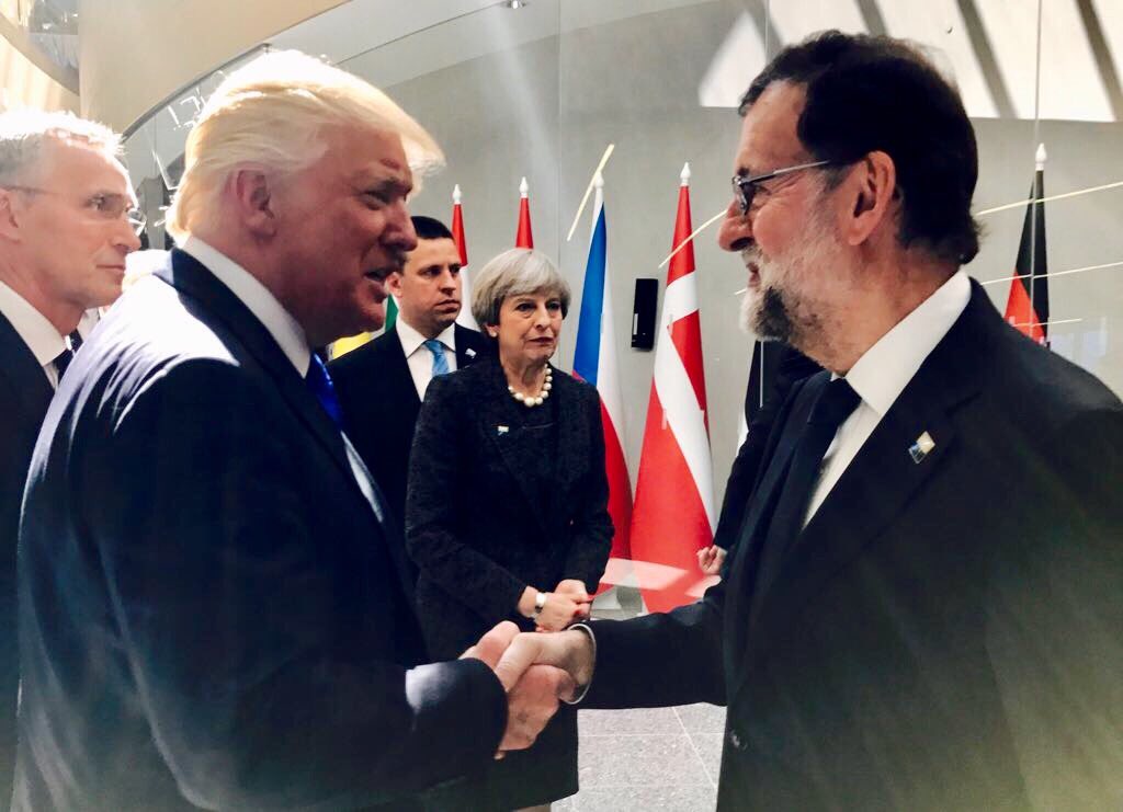 Donald Trump saluda a Mariano Rajoy, en una imagen difundida durante la cumbre de la OTAN por el presidente español en Twitter