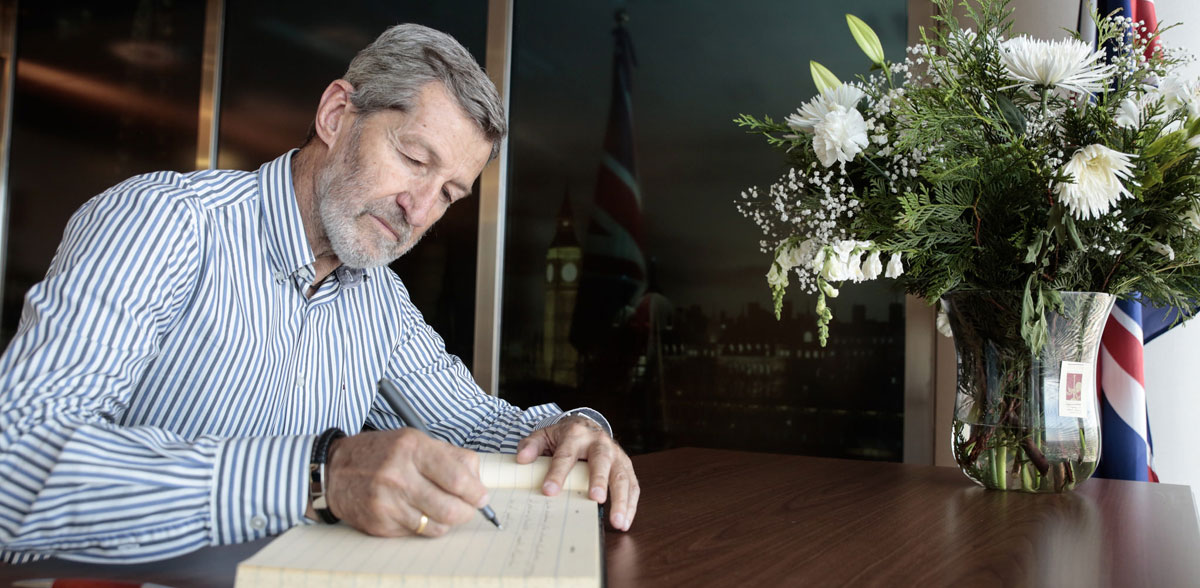 El exJemad Julio Rodríguez firma el libro de condolencias de UK 
