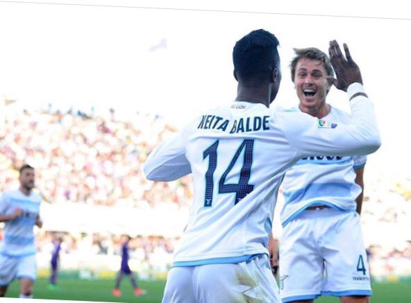 Los dos jugadores españoles de la Lazio, celebran juntos un gol