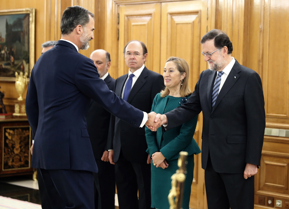 El rey Felipe VI saluda al jefe del Ejecutivo, Mariano Rajoy, en presencia de la presidenta del Congreso, Ana Pastor, y el presidente del Senado, Pío García Escudero.