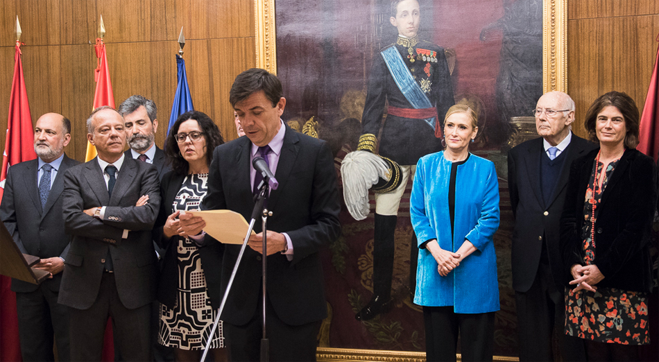 El rector de la Universidad Complutense, Carlos Andradas, habla ante la presidenta madrileña, en un acto en la UCM