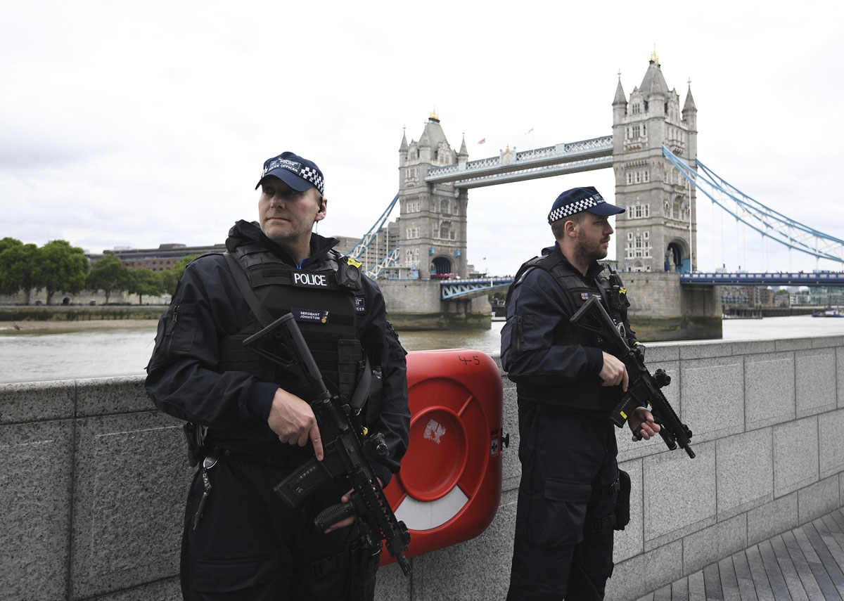 Dos policías hacen guardia en las proximidades del puente de Londres
