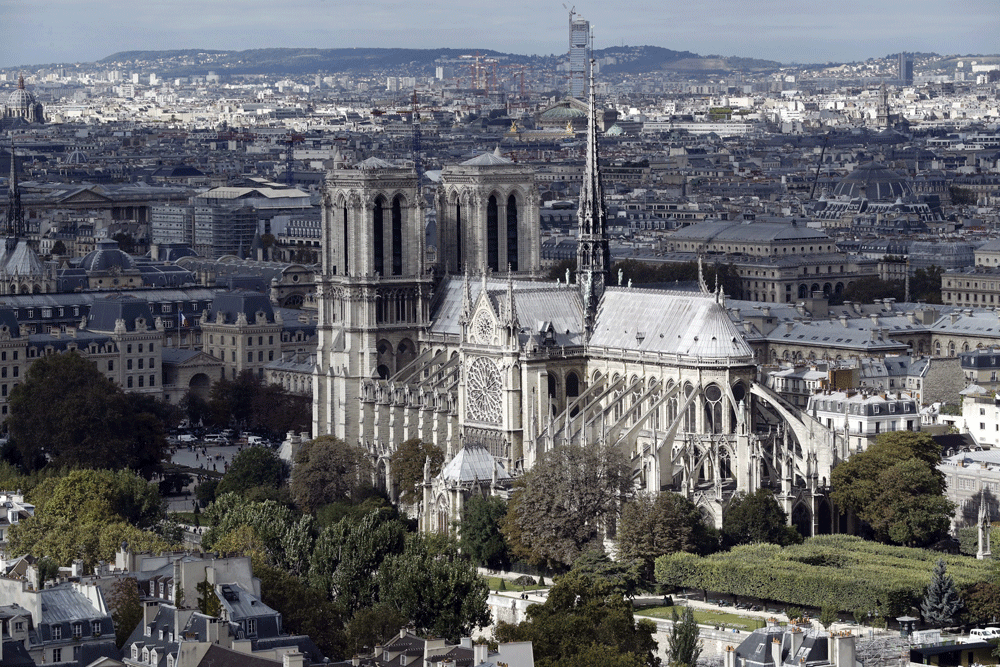 Vista de la catedral de Notre Dame desde lo alto de la Universidad de Jussieu en Paris, Francia. 